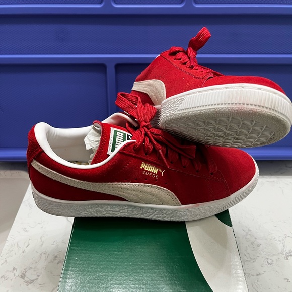 Woman’s Suede Puma Classic Size 6 1/2 - Picture 2 of 4